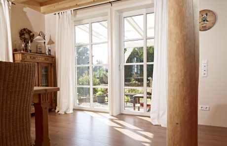 Sprossenfenster / Sprossentüren in weiß in Haus mit Holzdecke und Balken / Säulen - Nötzel Fenster-Türen GmbH in Norderstedt