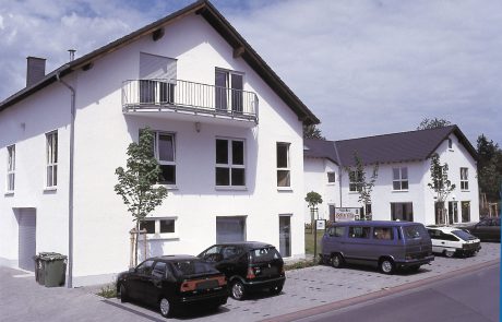 Weißes Haus mit Balkon und länglichen Sprossenfenstern - Nötzel Fenster-Türen GmbH in Norderstedt