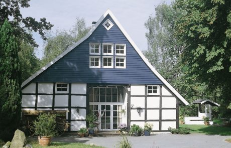 Fachwerkhaus mit weißen Sprossenfenstern - Nötzel Fenster-Türen GmbH in Norderstedt